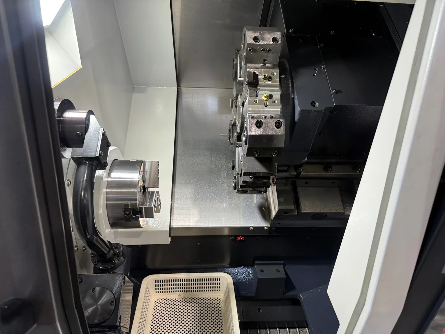 유니언머신 - 두산 CNC 6인치 선반, 신품급 23년식 Lynx210A